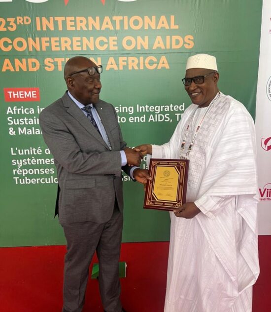 Le Dr Aliou Sylla doublement honoré à l’ICASA 2025 à Accra